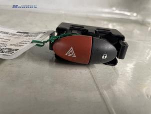 Gebruikte Schakelaar Paniekverlichting Renault Twingo II (CN) 1.2 Prijs € 10,00 Margeregeling aangeboden door Autobedrijf Brooks