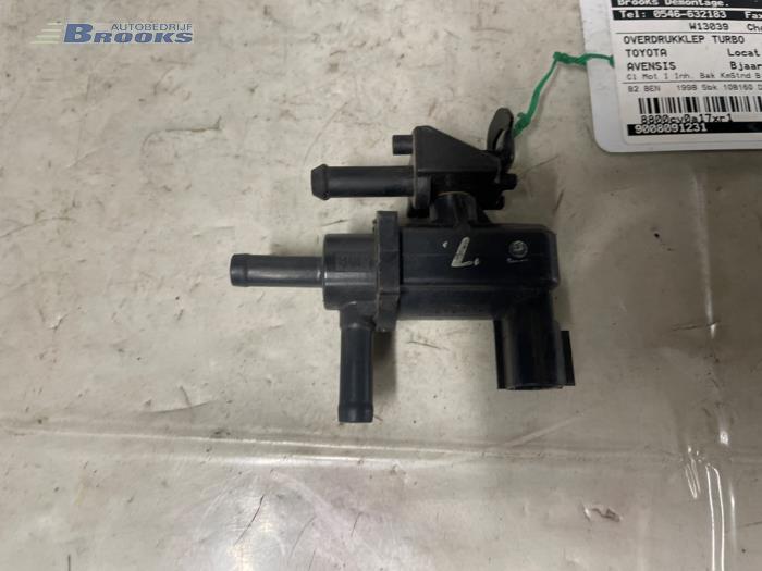 Overdrukklep Turbo van een Toyota Avensis Wagon (T25/B1E) 2.0 16V VVT-i D4 2008