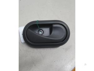 Gebruikte Portiergreep 2Deurs rechts Dacia Dokker Express (8S) 1.5 dCi 75 Prijs € 10,00 Margeregeling aangeboden door Autobedrijf Brooks