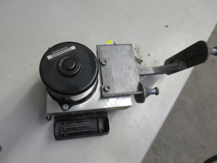 Gebruikte ABS Pomp Mercedes CLK (R209) 2.6 240 V6 18V Prijs € 80,00 Margeregeling aangeboden door Autobedrijf Brooks