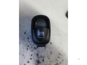Gebruikte Ruit schakelaar elektrisch Mercedes CLK (R209) 2.6 240 V6 18V Prijs € 15,00 Margeregeling aangeboden door Autobedrijf Brooks