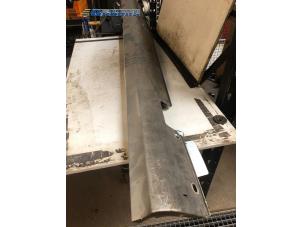 Gebruikte Zijskirt links Mercedes E (W211) 3.2 E-320 CDI 24V Prijs € 15,00 Margeregeling aangeboden door Autobedrijf Brooks