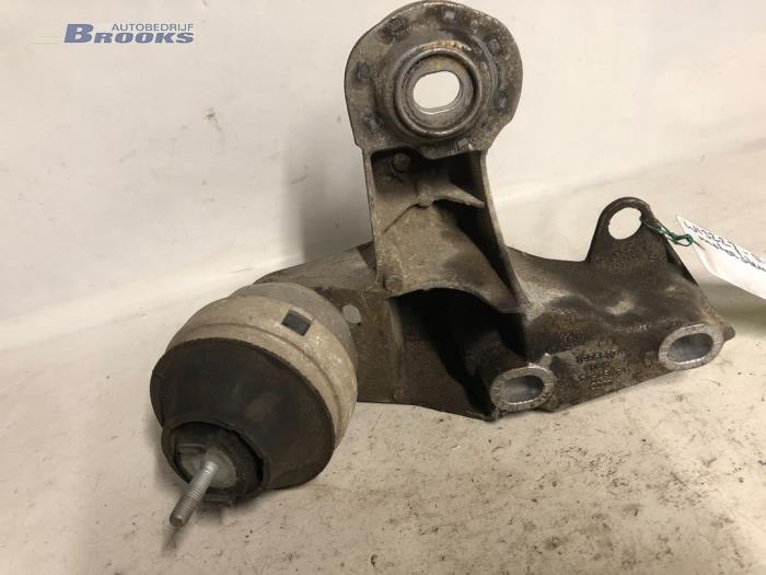 Gebruikte Motorrubber Audi A4 (B5) 1.6 Prijs € 27,50 Margeregeling aangeboden door Autobedrijf Brooks