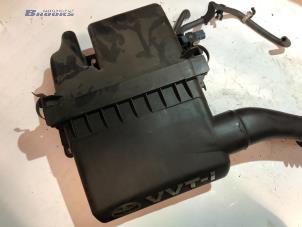 Gebruikte Luchtfilterhuis Toyota Yaris (P1) 1.3 16V VVT-i Prijs € 24,00 Margeregeling aangeboden door Autobedrijf Brooks