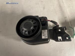 Gebruikte Alarm sirene BMW 3 serie (E46/4) 318i 16V Prijs € 24,00 Margeregeling aangeboden door Autobedrijf Brooks