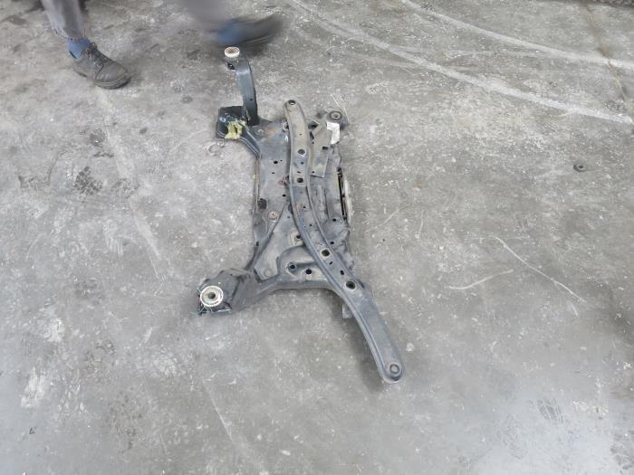 Subframe van een Ford Focus 3 Wagon 1.6 TDCi ECOnetic 2013