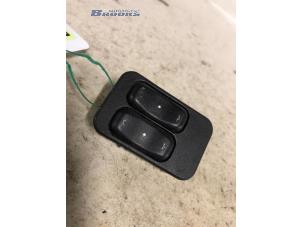 Gebruikte Raam schakelaar elektrisch Opel Zafira (F75) 1.6 16V Prijs € 20,00 Margeregeling aangeboden door Autobedrijf Brooks