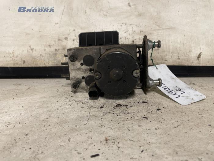 Gebruikte ABS Pomp Mercedes E Combi (S210) 2.2 E-220 CDI 16V Prijs € 40,00 Margeregeling aangeboden door Autobedrijf Brooks