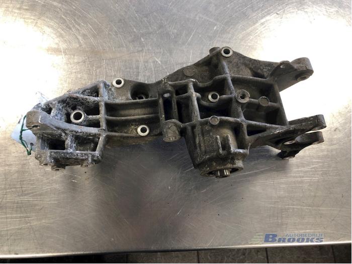 Gebruikte Dynamosteun onder Volkswagen Passat (3B2) 1.8 20V Prijs € 20,00 Margeregeling aangeboden door Autobedrijf Brooks