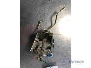 Gebruikte Deurslot Mechaniek 2Deurs rechts Hyundai H-1/Starex Travel 2.5 TD Prijs € 10,00 Margeregeling aangeboden door Autobedrijf Brooks