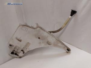 Gebruikte Ruitensproeiertank voor BMW 1 serie (E87/87N) 118i 16V Prijs € 20,00 Margeregeling aangeboden door Autobedrijf Brooks