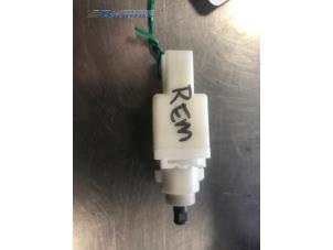 Gebruikte Remlicht Schakelaar Peugeot Boxer (244) 2.8 HDi 127 Prijs € 5,00 Margeregeling aangeboden door Autobedrijf Brooks