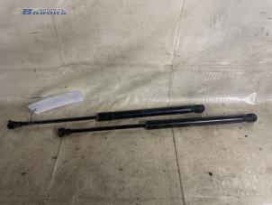 Gebruikte Set Gasdempers Achterklep BMW 1 serie (E87/87N) 118d 16V Prijs € 25,00 Margeregeling aangeboden door Autobedrijf Brooks