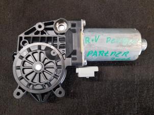 Gebruikte Raammotor Portier Peugeot Partner Combispace 1.4 Prijs € 35,00 Margeregeling aangeboden door van de Bunte Teuge B.V.
