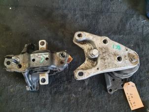 Gebruikte Motorsteun Volkswagen Polo IV (9N1/2/3) 1.2 Prijs € 31,50 Margeregeling aangeboden door van de Bunte Teuge B.V.