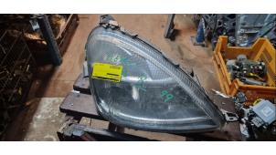 Gebruikte Koplamp rechts Mercedes A (W168) 1.4 A-140 Prijs € 36,75 Margeregeling aangeboden door van de Bunte Teuge B.V.