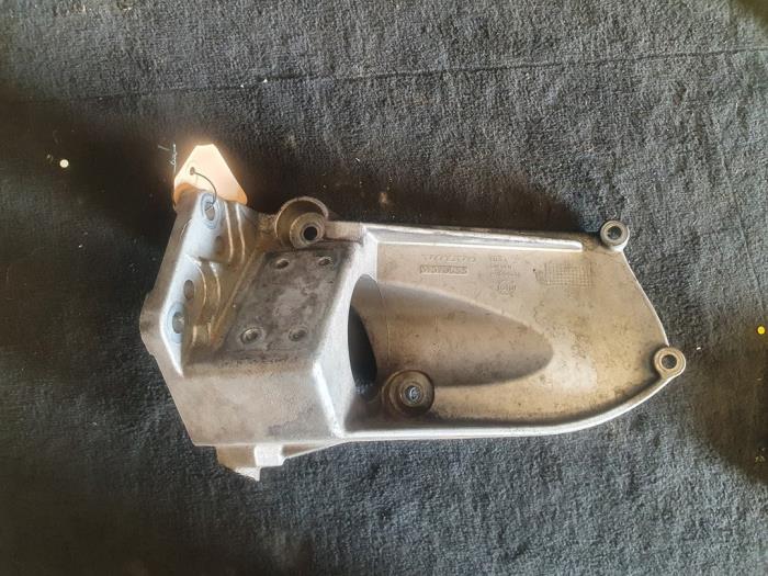 Gebruikte Versnellingsbak Steun Volvo V40 (MV) 2.0 D4 16V Prijs € 26,25 Margeregeling aangeboden door van de Bunte Teuge B.V.