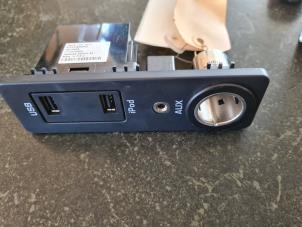 Gebruikte AUX/USB aansluiting Landrover Range Rover Evoque (LVJ/LVS) Prijs € 52,50 Margeregeling aangeboden door van de Bunte Teuge B.V.