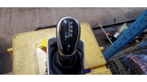 Gebruikte Versnellingspook Volvo V40 Cross Country (MZ) 2.0 D2 16V Prijs € 131,25 Margeregeling aangeboden door van de Bunte Teuge B.V.