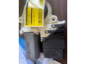 Gebruikte Motor electrisch raam Volkswagen Golf V (1K1) Prijs € 31,50 Margeregeling aangeboden door van de Bunte Teuge B.V.