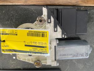 Gebruikte Motor electrisch raam Volkswagen Golf V (1K1) 1.6 FSI 16V Prijs € 31,50 Margeregeling aangeboden door van de Bunte Teuge B.V.