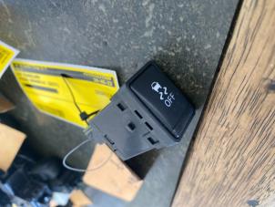 Gebruikte ASR schakelaar Nissan Qashqai (J11) 1.2 DIG-T 16V Prijs € 15,75 Margeregeling aangeboden door van de Bunte Teuge B.V.