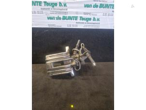 Gebruikte Remklauw (Tang) links-achter Volkswagen Golf V (1K1) 1.4 GT 16V Prijs op aanvraag aangeboden door van de Bunte Teuge B.V.