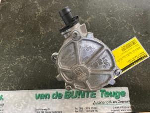 Gebruikte Vacuumpomp (Benzine) Renault Captur (2R) 1.3 TCE 130 16V Prijs € 40,00 Margeregeling aangeboden door van de Bunte Teuge B.V.
