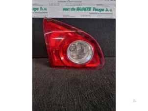Gebruikte Achterlicht links Nissan Qashqai (J10) 2.0 16V Prijs € 78,75 Margeregeling aangeboden door van de Bunte Teuge B.V.