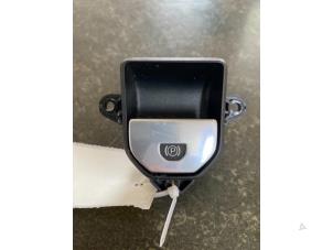 Gebruikte Schakelaar handrem Landrover Range Rover Evoque (LVJ/LVS) 2.0 D 180 16V Prijs € 26,25 Margeregeling aangeboden door van de Bunte Teuge B.V.