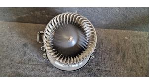 Gebruikte Kachel Ventilatiemotor BMW 1 serie (F20) 114i 1.6 16V Prijs € 105,00 Margeregeling aangeboden door van de Bunte Teuge B.V.