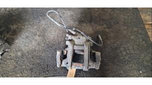 Gebruikte Remklauw (Tang) links-voor BMW 1 serie (F20) 114i 1.6 16V Prijs € 42,00 Margeregeling aangeboden door van de Bunte Teuge B.V.