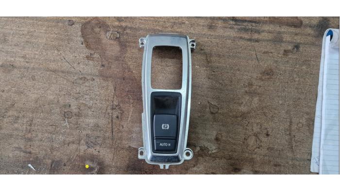 Gebruikte Handrem schakelaar BMW X5 (E70) 3.0 Si 24V Prijs € 52,50 Margeregeling aangeboden door van de Bunte Teuge B.V.