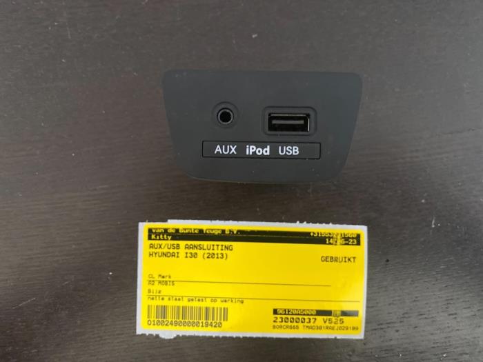 Gebruikte AUX/USB aansluiting Hyundai i30 Wagon (GDHF5) 1.4 CRDi Blue Drive 16V Prijs € 30,45 Margeregeling aangeboden door van de Bunte Teuge B.V.