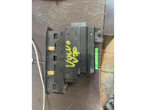 Gebruikte Raam schakelaar elektrisch Volvo V70 (SW) 2.4 D5 20V Prijs € 42,00 Margeregeling aangeboden door van de Bunte Teuge B.V.