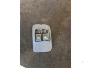 Gebruikte Schakelaar Elektrisch Raam Fiat Fiorino (225) 1.3 JTD 16V Multijet Prijs € 26,25 Margeregeling aangeboden door van de Bunte Teuge B.V.