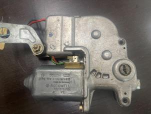 Gebruikte Schuifdak Motor Volkswagen Passat (3B3) 1.8 Turbo 20V Prijs € 26,25 Margeregeling aangeboden door van de Bunte Teuge B.V.