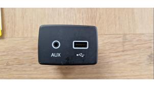 Gebruikte AUX/USB aansluiting Fiat Tipo (356S) 1.4 16V Prijs € 35,00 Margeregeling aangeboden door van de Bunte Teuge B.V.