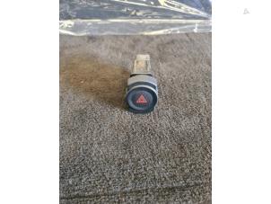 Gebruikte Alarmlicht Schakelaar Dacia Sandero I (BS) 1.4 Prijs € 21,00 Margeregeling aangeboden door van de Bunte Teuge B.V.