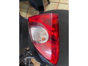 Gebruikte Achterlicht links Renault Twingo II (CN) 1.2 16V Prijs € 47,25 Margeregeling aangeboden door van de Bunte Teuge B.V.