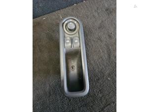 Gebruikte Raam schakelaar elektrisch Renault Twingo II (CN) 1.2 16V Prijs € 15,75 Margeregeling aangeboden door van de Bunte Teuge B.V.