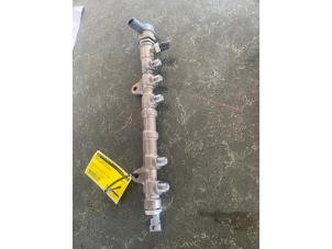 Injector brug van een Fiat Fiorino (225) 1.3 JTD 16V Multijet 2008