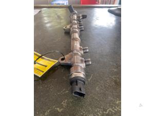 Injector brug van een Fiat Fiorino (225) 1.3 JTD 16V Multijet 2008