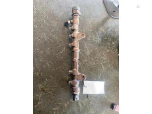Injector brug van een Fiat Fiorino (225) 1.3 JTD 16V Multijet 2008