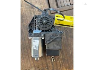 Gebruikte Motor electrisch raam Volkswagen Golf VI (5K1) 1.4 TSI 122 16V Prijs € 52,50 Margeregeling aangeboden door van de Bunte Teuge B.V.