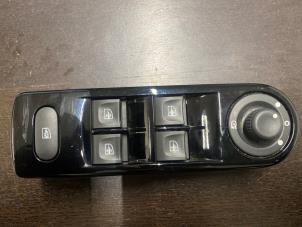 Gebruikte Ruit schakelaar elektrisch Renault Clio IV (5R) 1.2 TCE 16V GT EDC Prijs € 52,50 Margeregeling aangeboden door van de Bunte Teuge B.V.