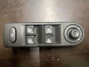 Gebruikte Raam schakelaar elektrisch Renault Captur (2R) 1.2 TCE 16V EDC Prijs € 36,75 Margeregeling aangeboden door van de Bunte Teuge B.V.