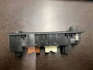 Gebruikte Raam schakelaar elektrisch Renault Captur (2R) 1.2 TCE 16V EDC Prijs € 36,75 Margeregeling aangeboden door van de Bunte Teuge B.V.