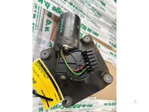 Gebruikte Ruitenwissermotor voor Volvo V40 (VW) 1.6 16V Prijs € 52,50 Margeregeling aangeboden door van de Bunte Teuge B.V.