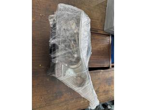 Gebruikte Koplamp links Chevrolet Cruze SW (308) 2.0 D 16V Prijs € 104,99 Margeregeling aangeboden door van de Bunte Teuge B.V.
